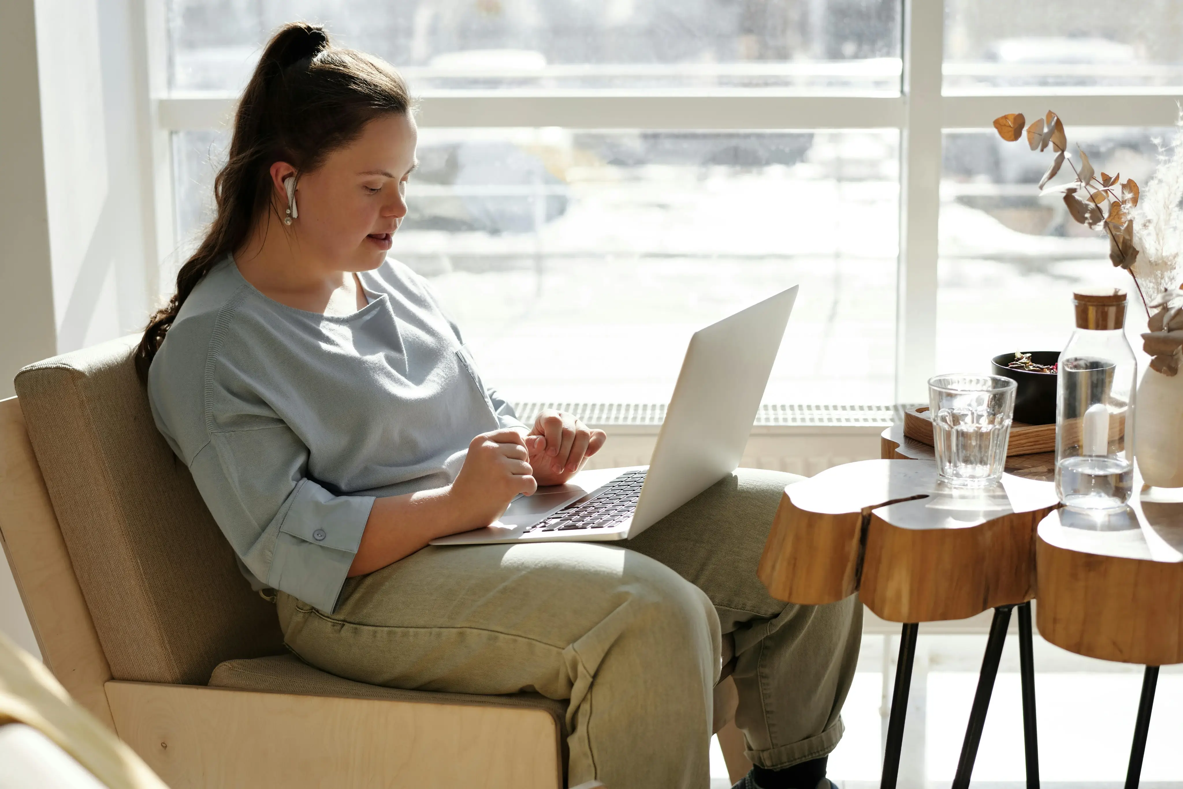 Mujer con discapacidad intelectual trabajando con una notebook